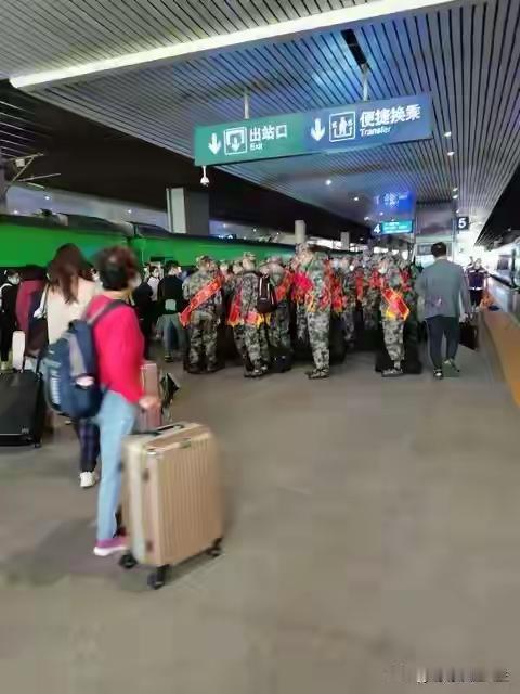 完整榜单
舅舅入伍后首次归家，外甥激动迎接——这幕温馨场景背后，藏着怎样的故事？