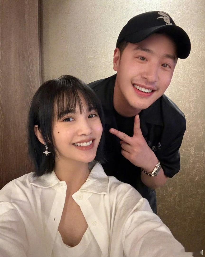 杨丞琳说潘玮柏现在靠身材潘玮柏被杨丞琳量腰围潘玮柏遇上杨丞琳根本藏不住幽默感，被