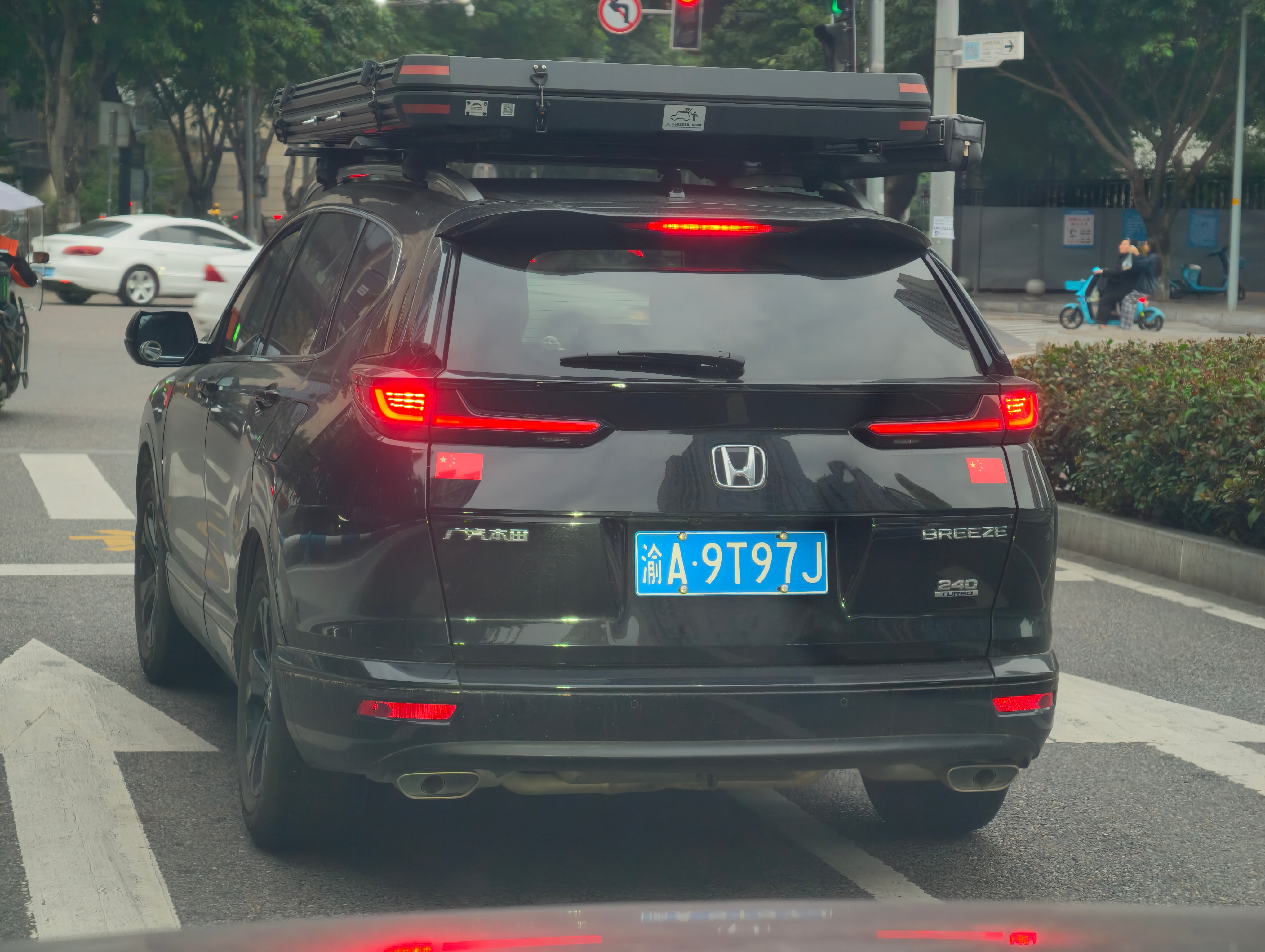 大哥你也太嚣张了吧，敢情平时停车定是横着停占仨车位。[点赞][点赞] ​​​
