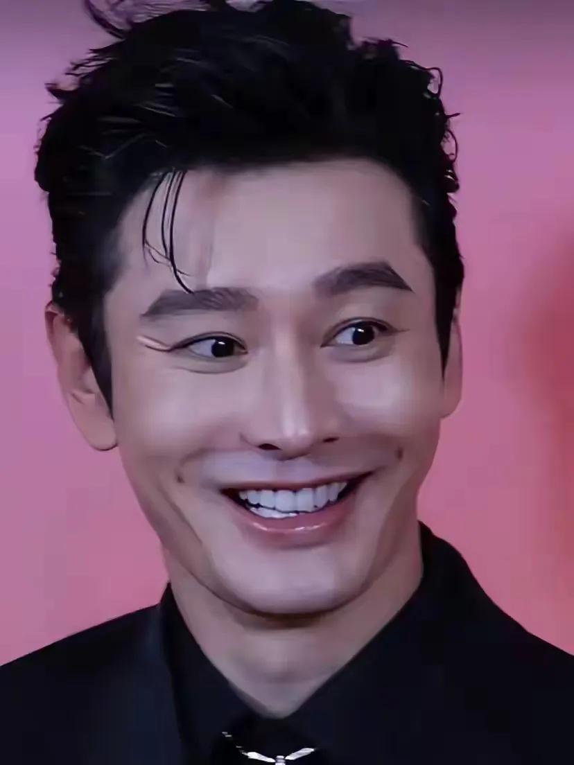 黄晓明越来越年轻了，他的年轻源于一头乌黑亮丽的黑头发，但是，大家都说他那头乌黑的