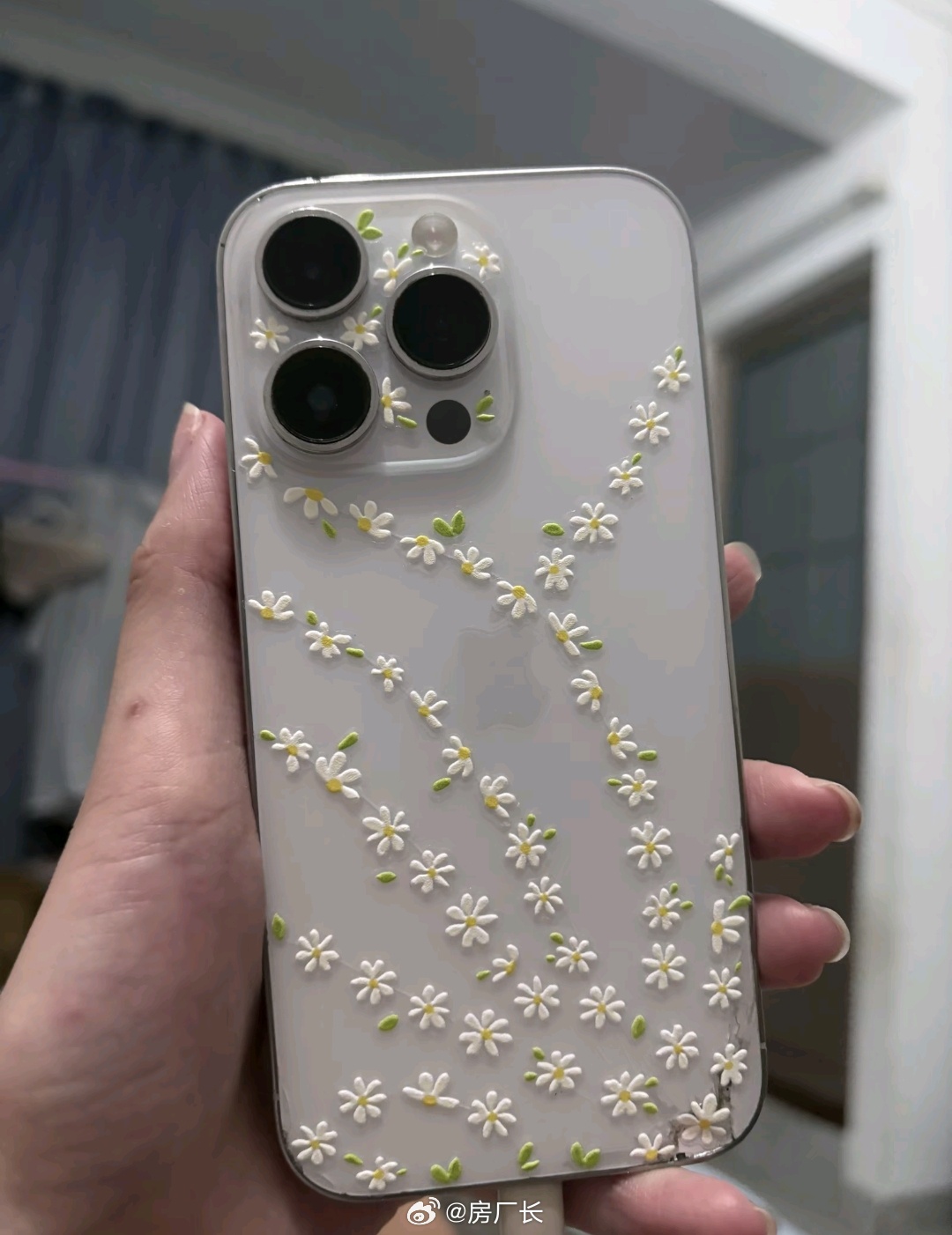 妹子们的苹果手机摔裂了，官方后盖更换太贵，自己动手顺着裂纹贴花花，省钱还很有艺术