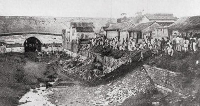 1901年，一千名中国人远赴海外，租下荒地长达999年，最终建立了一座属于自己的