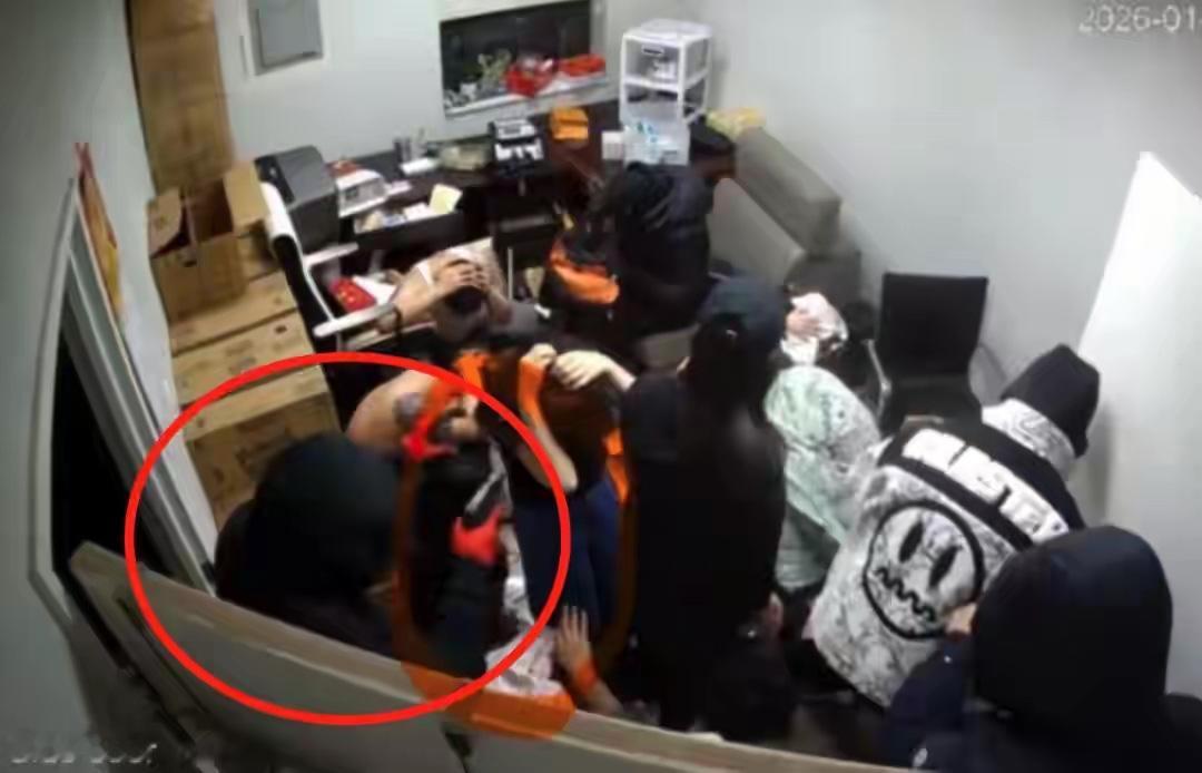 9名福建老乡纽约法拉盛一公寓聚赌，遭遇7名劫匪黑吃黑，损失财物30万美金。事情发