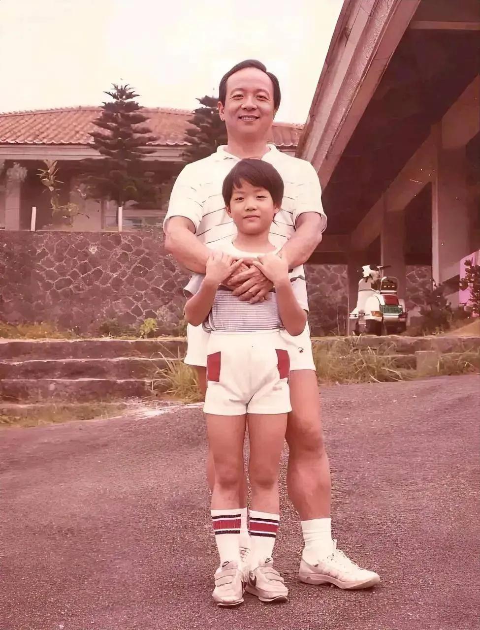 80年代，蒋万安小时候，一张罕见的留影，照片中的他脸蛋圆圆的非常可爱，父亲蒋孝严