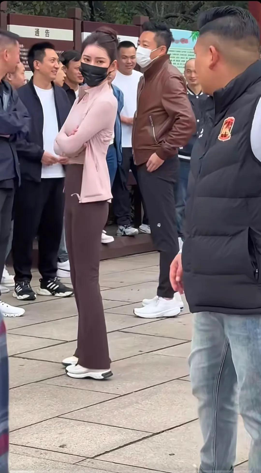 网友偶遇到：汪小菲和马筱眉两口子爬香山。不得不说这个新媳妇身材是真的好，小腹一点