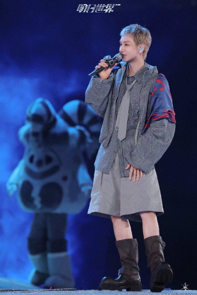 今天汪苏泷演唱会起了好大的雾汪苏泷给宝宝送点雾宜昌演唱会雾气弥漫，舞台瞬间化身浪