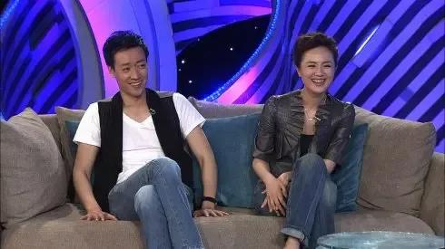 4月《大风杀》路演现场，当观众问及“朱媛媛怎么没来”，辛柏青喉结滚动，沉默两秒后