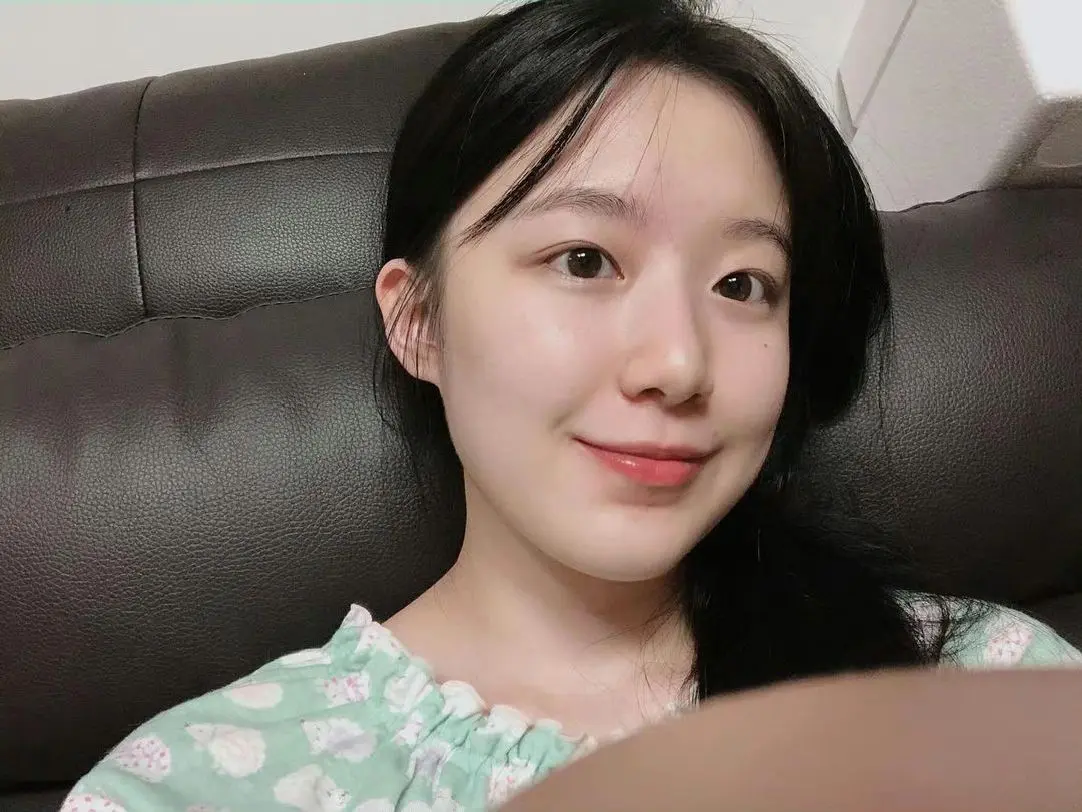 210831 舒华个人IG更新 2p   （补）  夢到了很好的夢🤎...