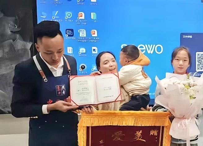 近日！贵阳一3岁男童走失，11岁女孩买糖哄去派出所，男童父母到其学校送终身免费牛