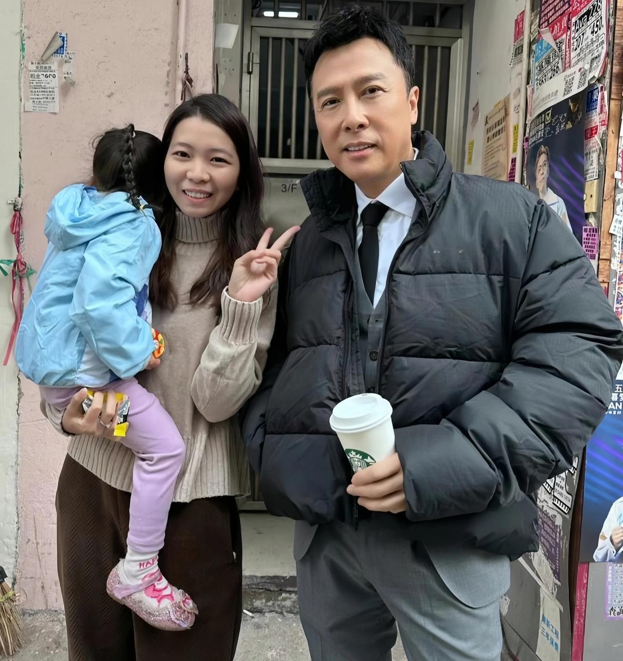 一次外出，无意中遇见了甄子丹，于是在一起拍下了一张珍贵合影。
他人看着非常年轻，