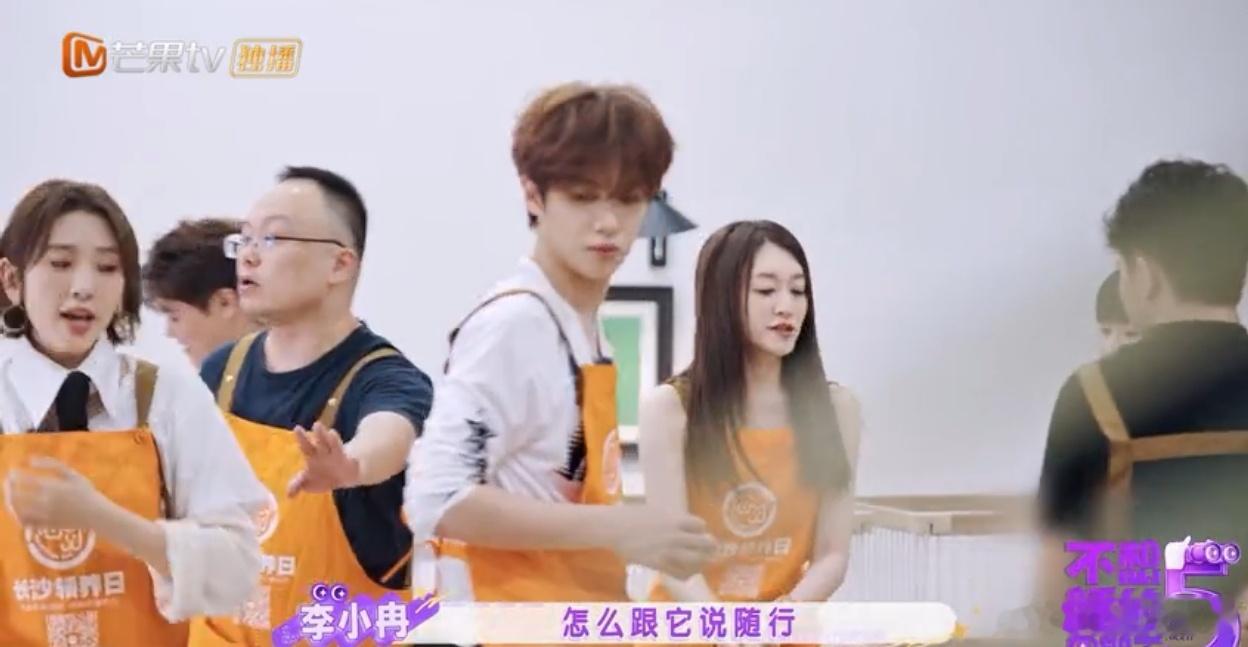 李小冉学习训狗不想睡的星期五 不急躁、慢慢来，学习训狗的样子，温柔感直接拉满🐶
