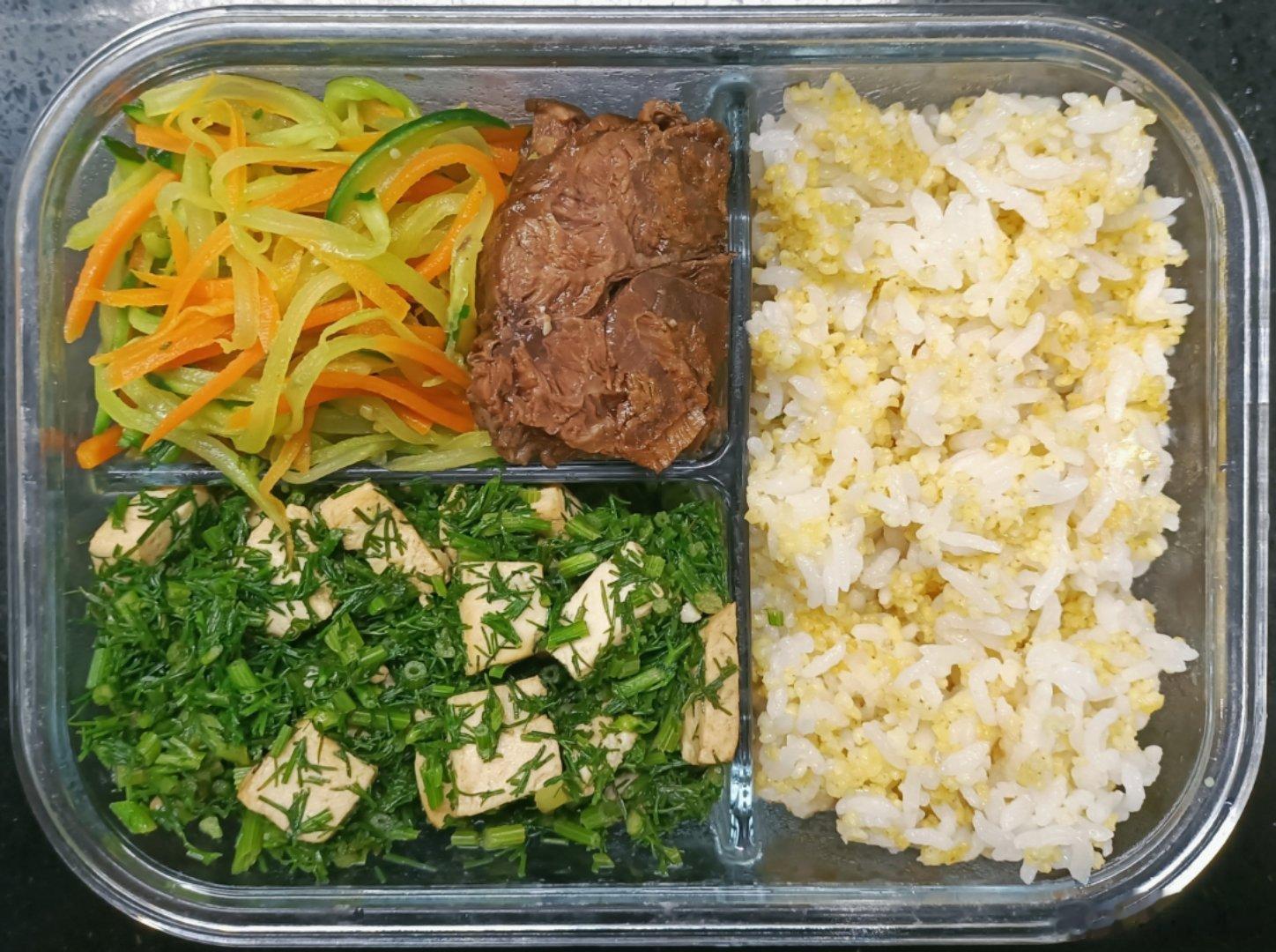 #儿子的午餐##这个问题吃什么# 大米小米大黄米饭，茴香苗炒豆腐，胡萝卜莴笋黄瓜