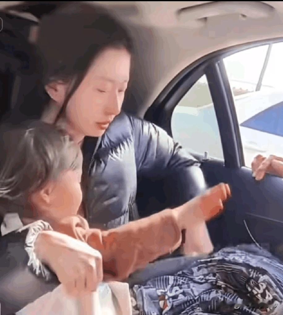 心酸！内蒙古，春节假期结束，一家人准备返程时，3岁小女孩突然拽住姥爷的手说：“让