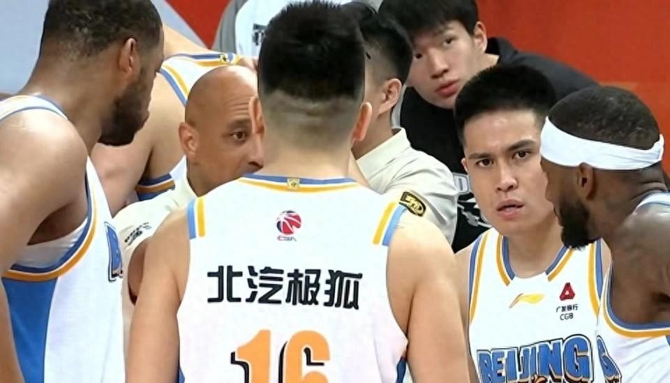 昨晚福建主场真出了大戏。本该借着四连胜威风、又迎来赵睿复出的北京男篮，竟在领先两