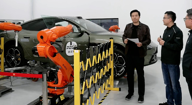 小米汽车实验室模拟汽车开关门，用的KUKA的机器人和机械臂，车门10万次，前机舱