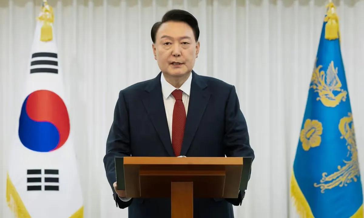 韩国总统尹锡悦在议员投票通过弹劾他实施戒严令后，于电视讲话中同意放弃权力，由宪法