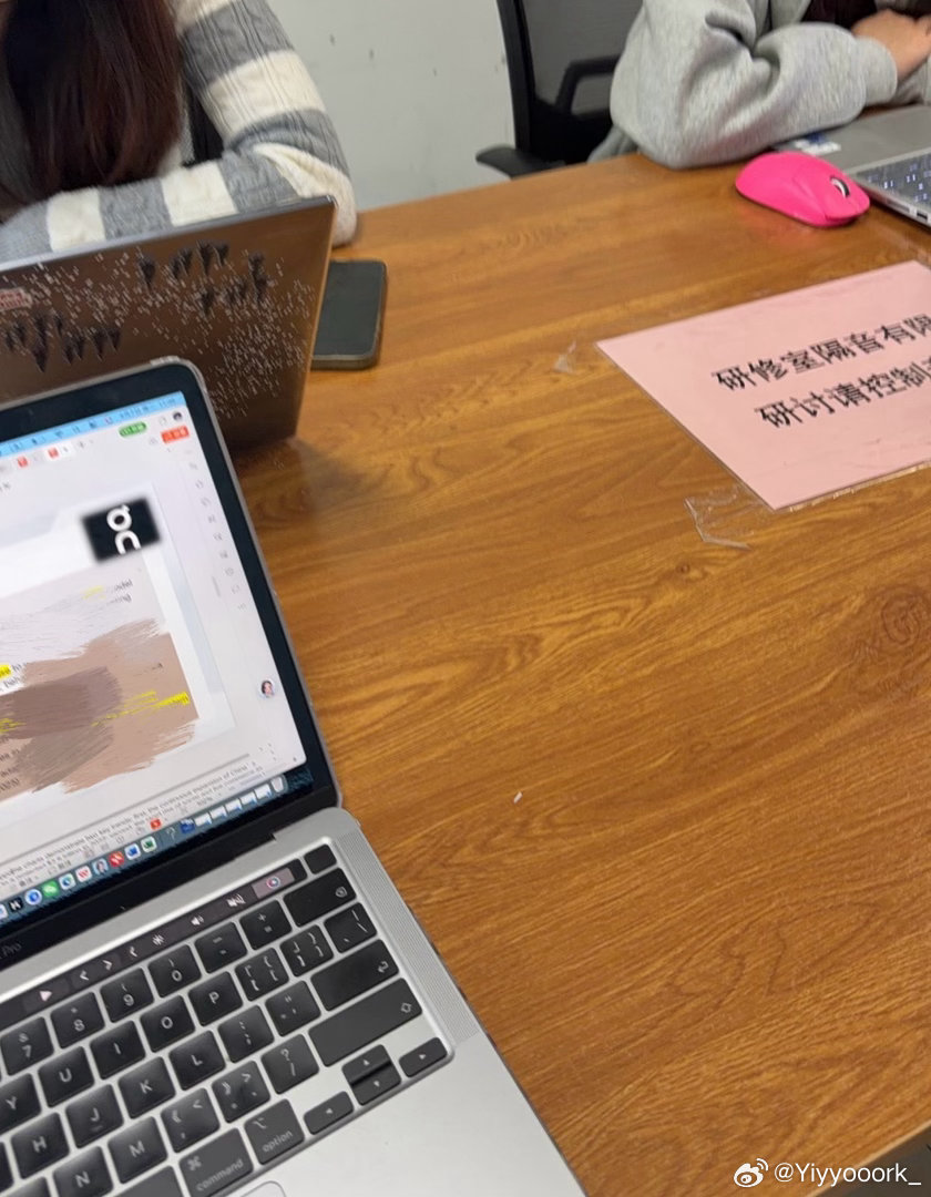 四点才睡八点起来还要录一个pre的视频困困饿饿饿 