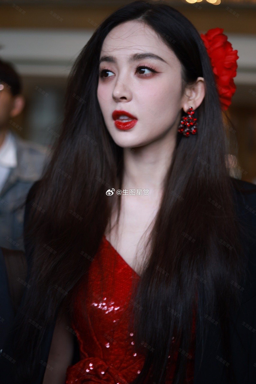 古力娜扎大红花头饰🌹，手手也好漂亮🫰🏻 ​​​