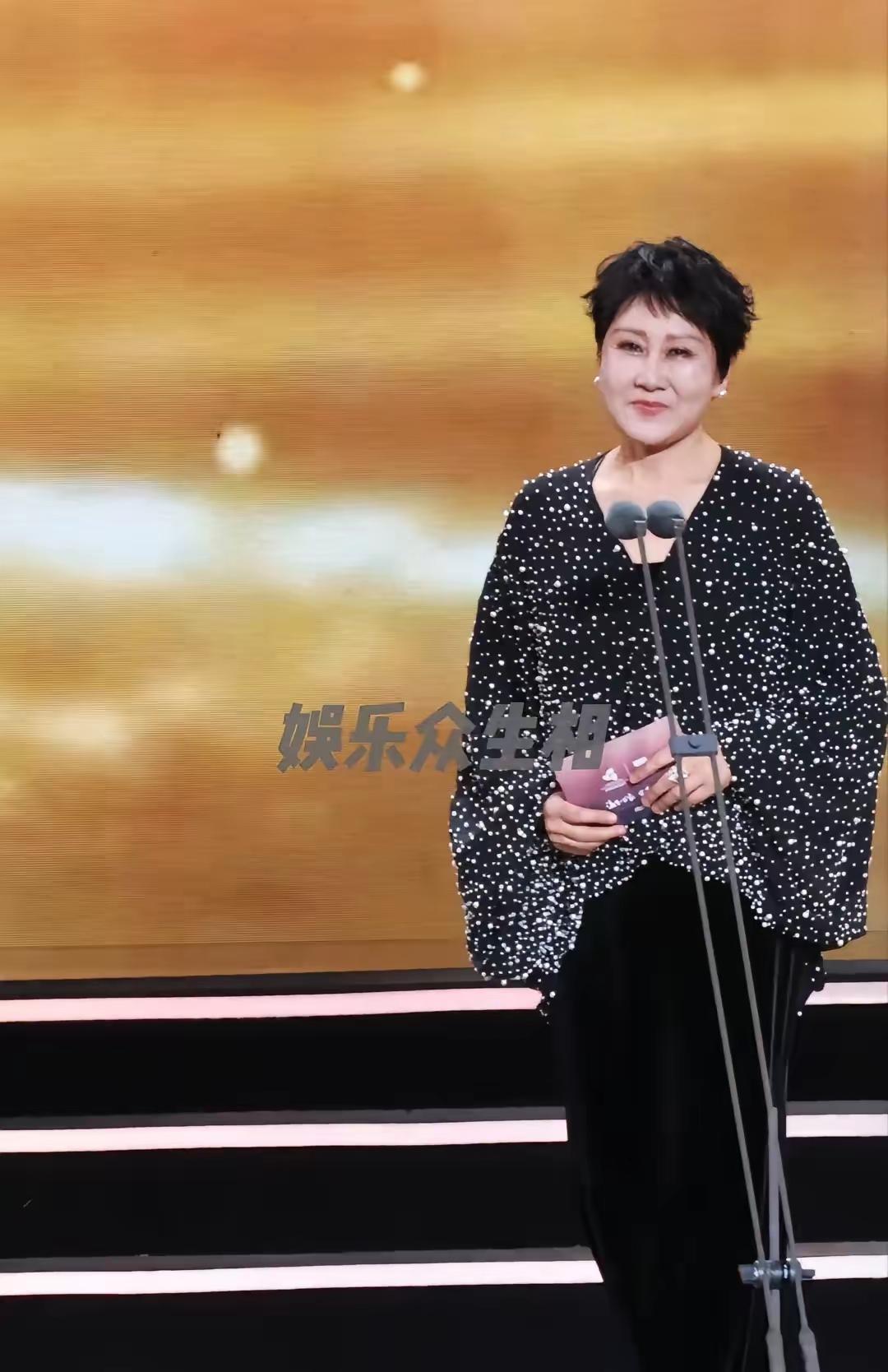 哟呵！早该这么穿啦，一大把年纪还成天露着大腿，既不端庄又显不出年轻。
她总算听网