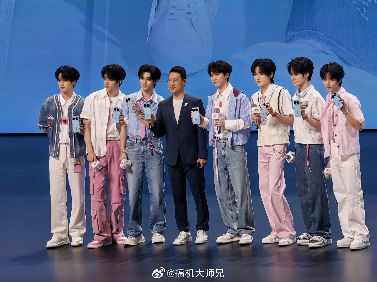 华为nova16 何刚和时代少年团合照一张，刚哥也很少年啊