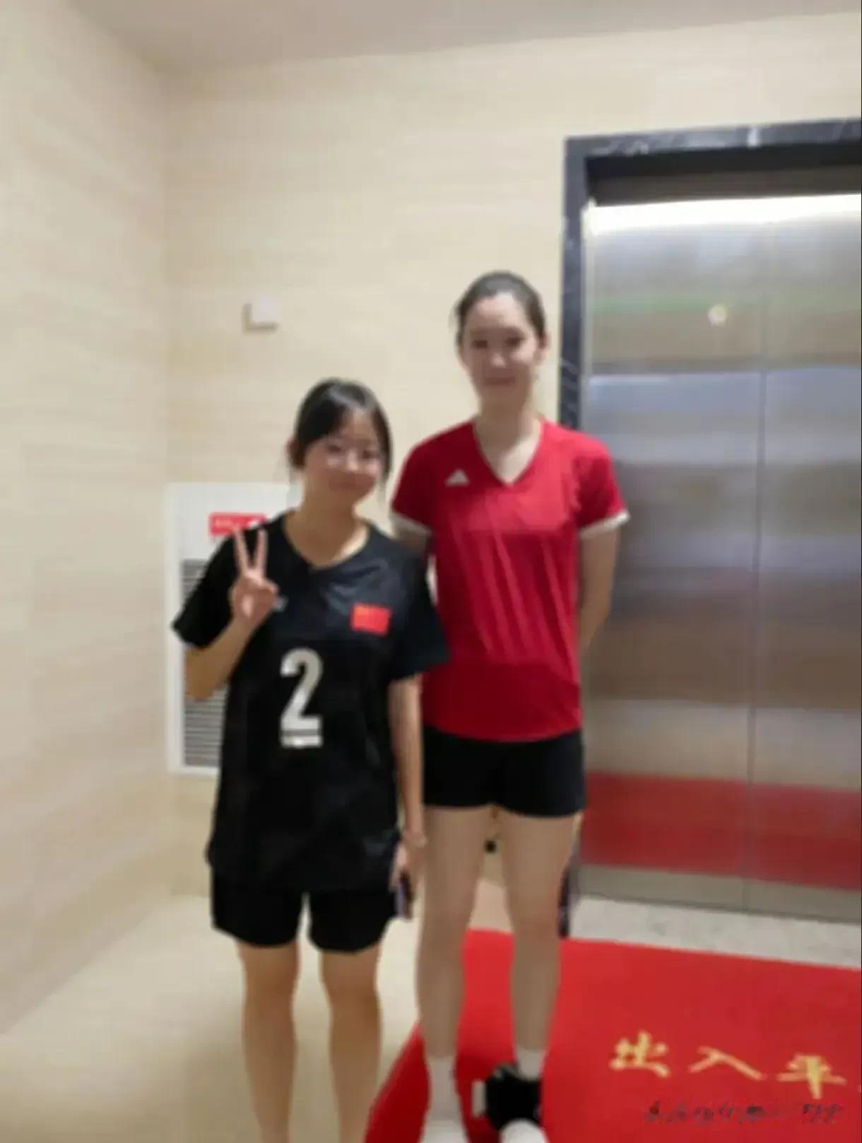 许晓婷被紧急召回漳州，中国女排巴黎奥运会阵容或有变
       今天网上盛传有