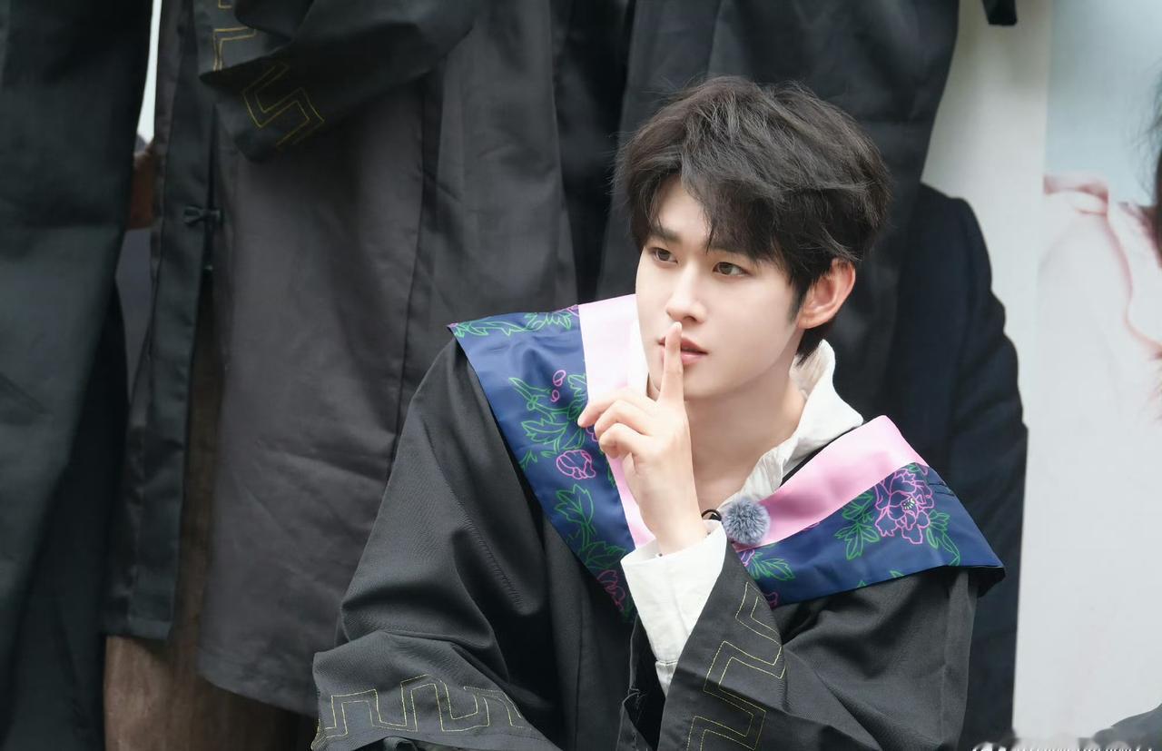 田嘉瑞超话 

枫叶被风拂起又掉落,入眼的是眉眼带笑的她秋冬的温柔与浪漫集齐一身