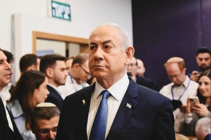 历史的剧本往往比小说更离奇。

昨天，内塔尼亚胡正式出庭。受贿、腐败、诈骗，三项