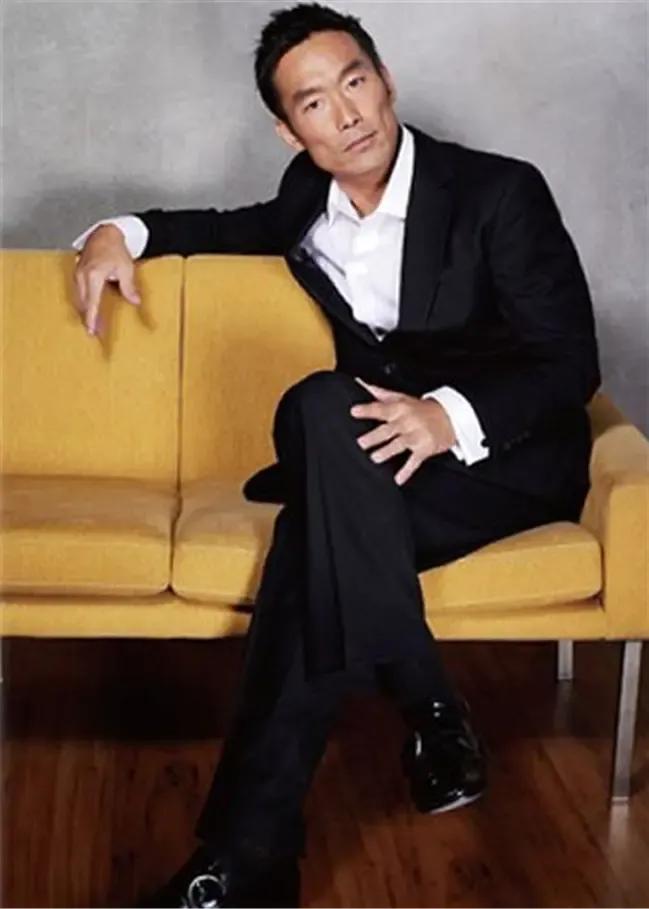 以前以为香港演员中王敏德英文说得最好。想不到郑浩南也不遑多让。英文夹着中文，说得