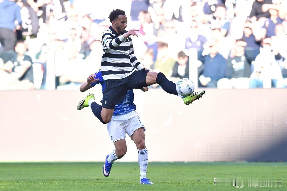 尤文的这套球衣的设计师是来自巴黎世家？
在国外，这种风格是典型的“监狱灯”吧？尤