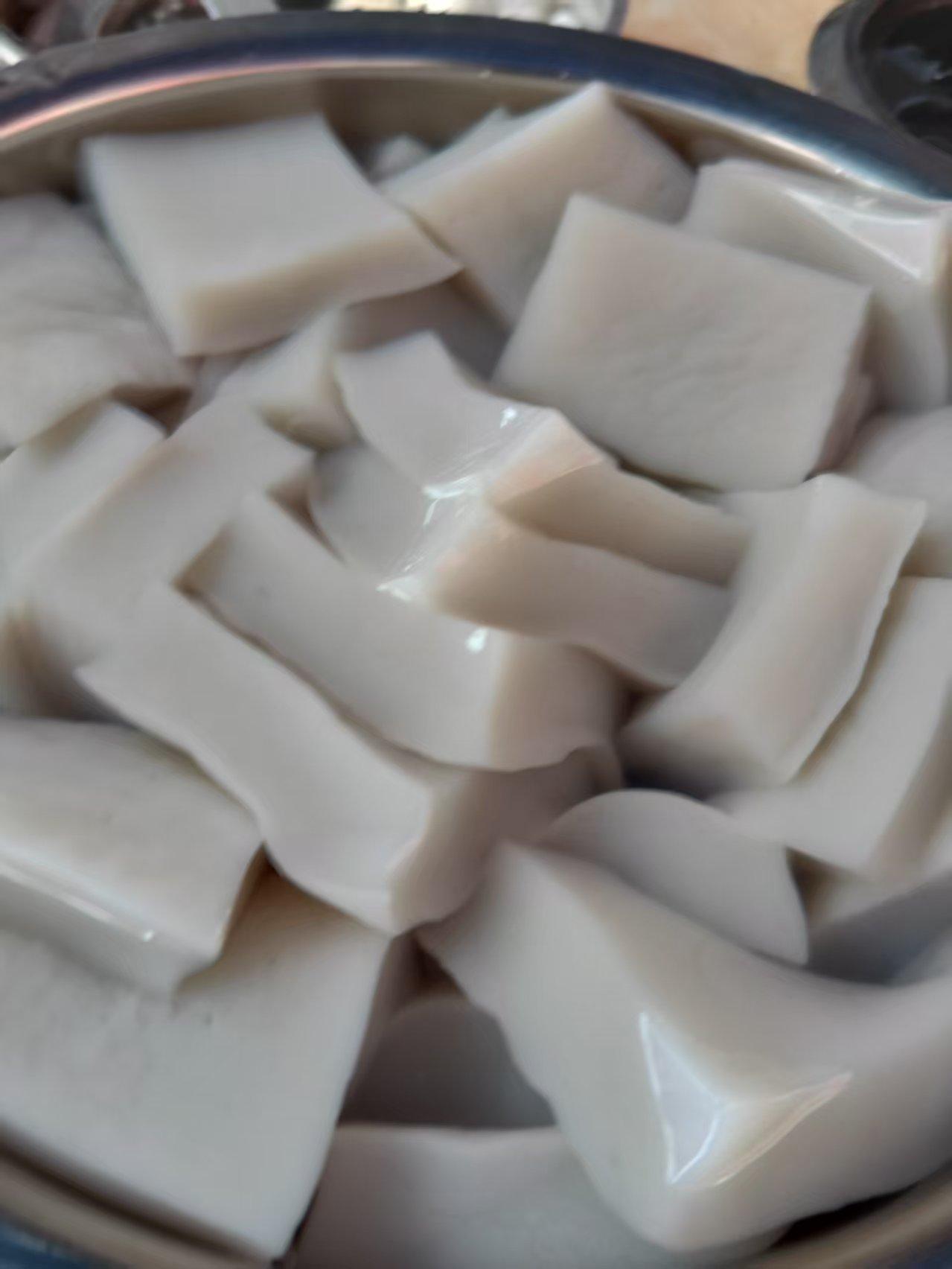 每年的夏天我们万合街有个特色饮品叫“青豆腐”，形状像炒菜吃的豆腐，一块一块的，但