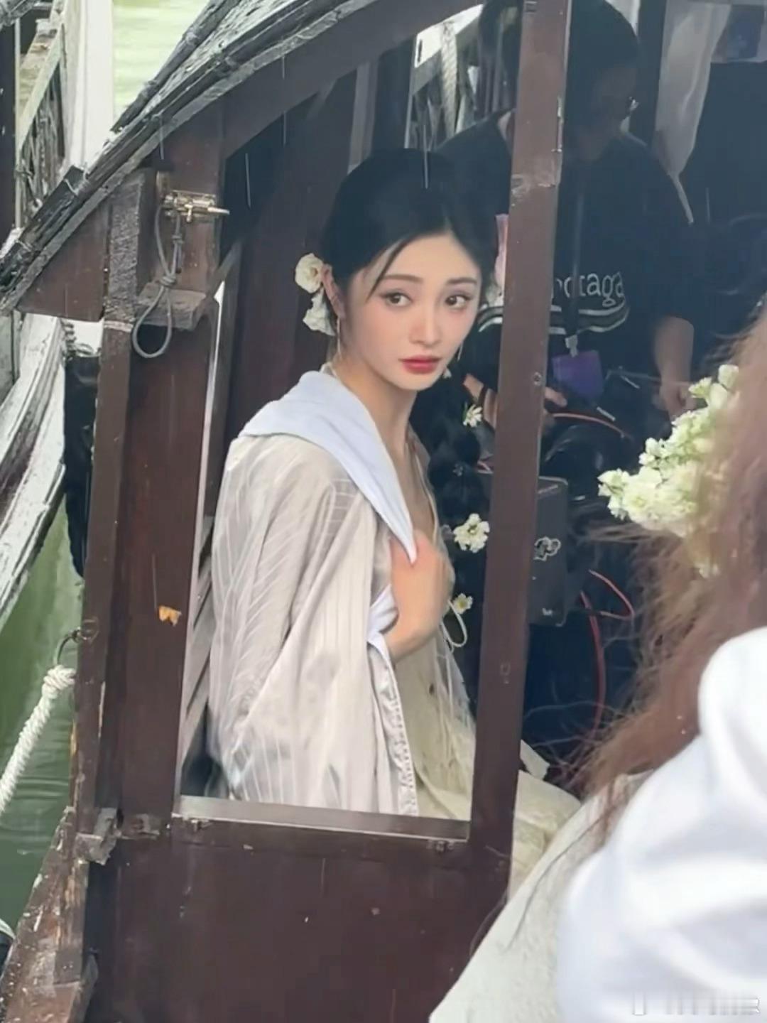 周洁琼江南美人具像化了 原来江南美人的精髓不在妆容多精致，而在那份松弛的气韵。倚