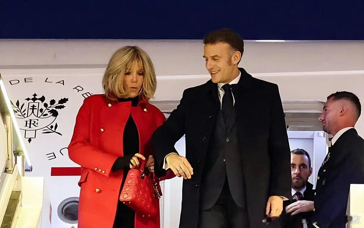 马克龙访华法新社发布马克龙抵达北京照片，中国美女保镖“严月霞”引发关注。热点现场