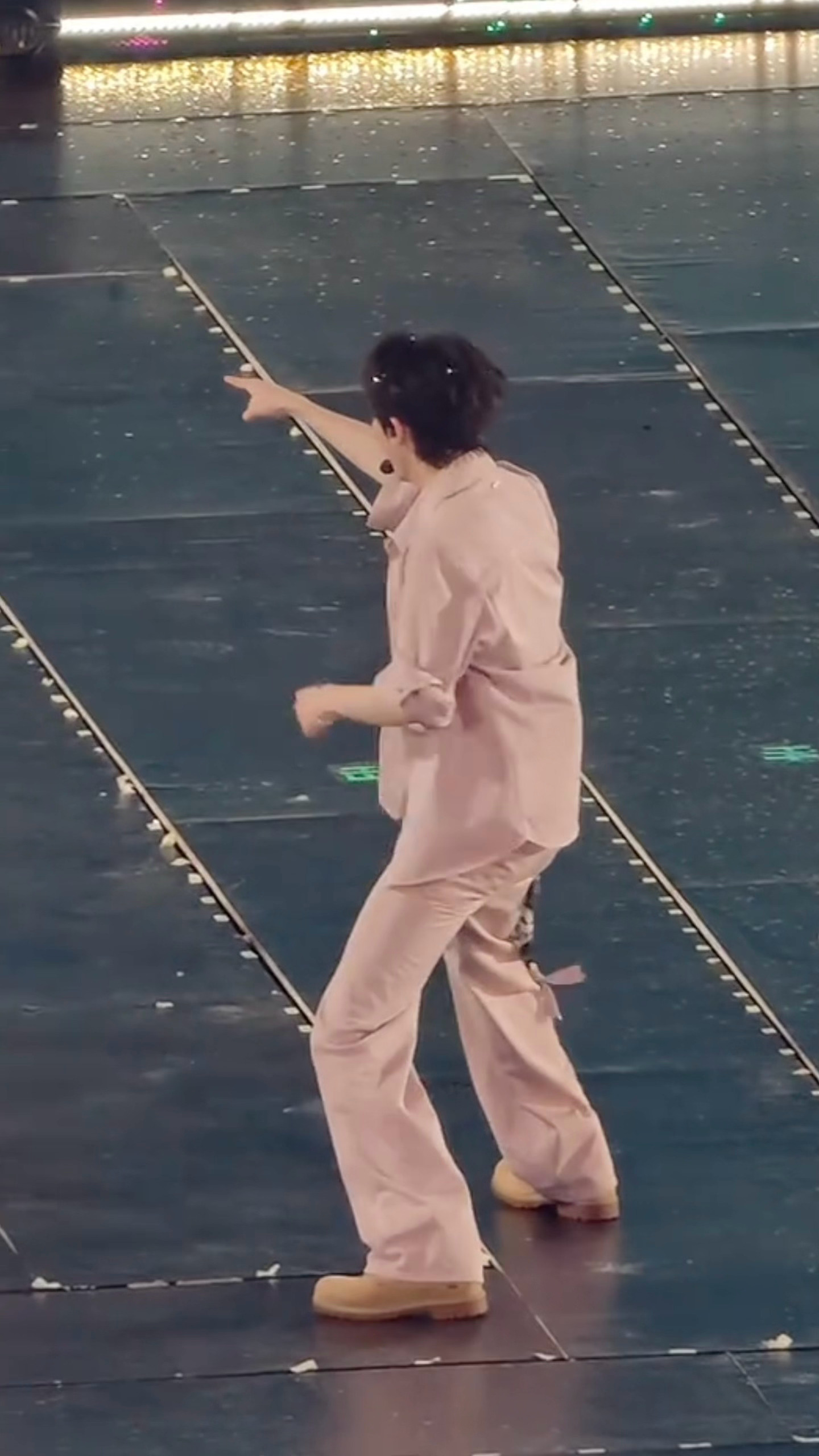 这个小宝宝跑一步脚底就有一片亮晶晶🥺✨ ​​​