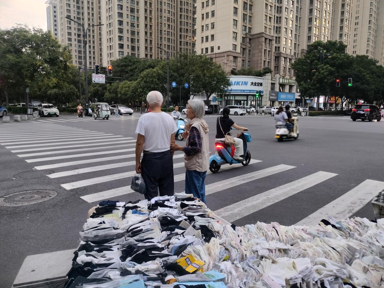 摆摊守在路口出摊，偶遇一对86岁的老两口，手牵着手站在斑马线等红绿灯，画面看着十