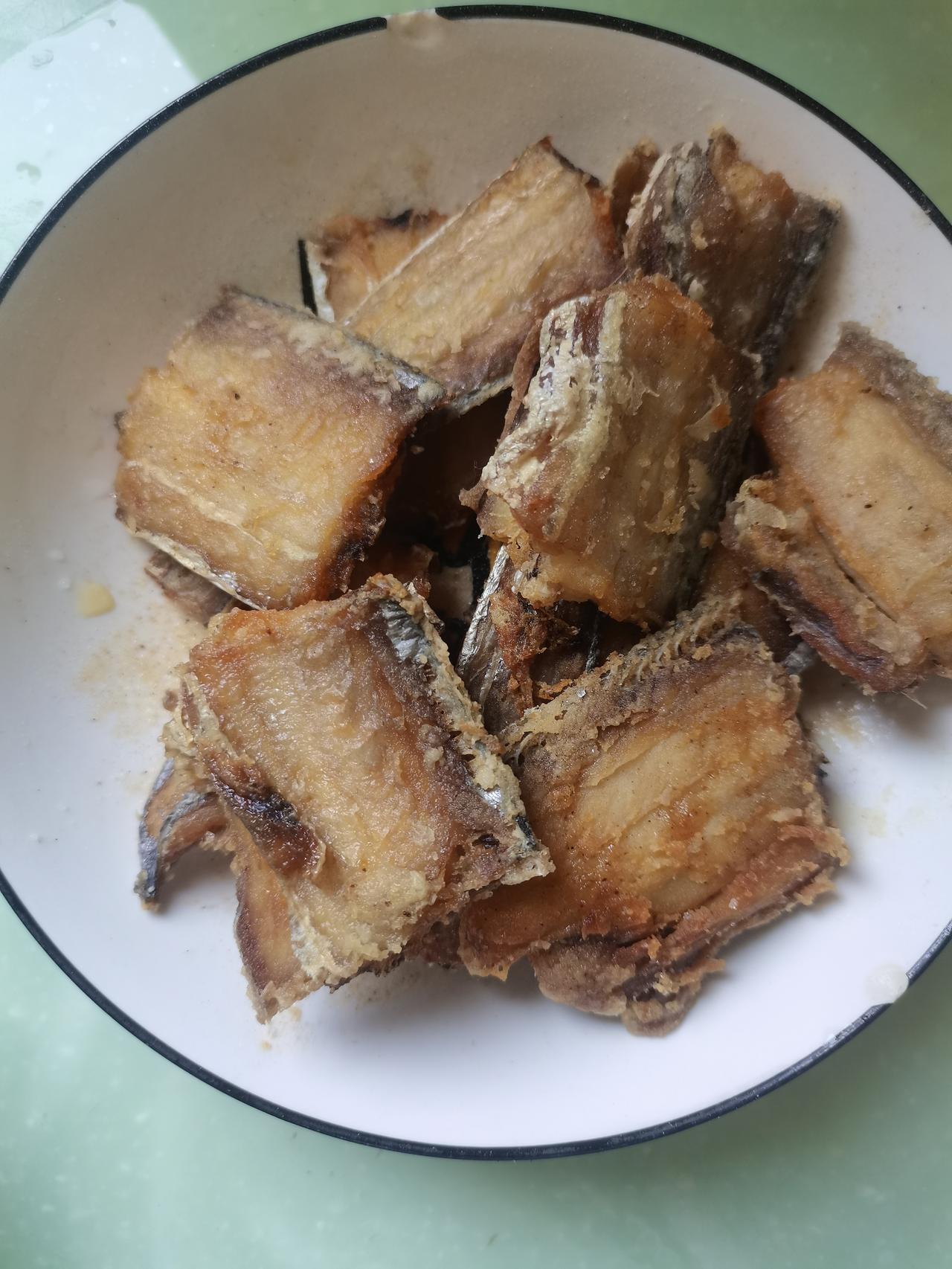 那天，女儿带着小外孙回家吃饭，看到我们老两口的饭菜很简单，不过是西红柿鸡蛋面。三