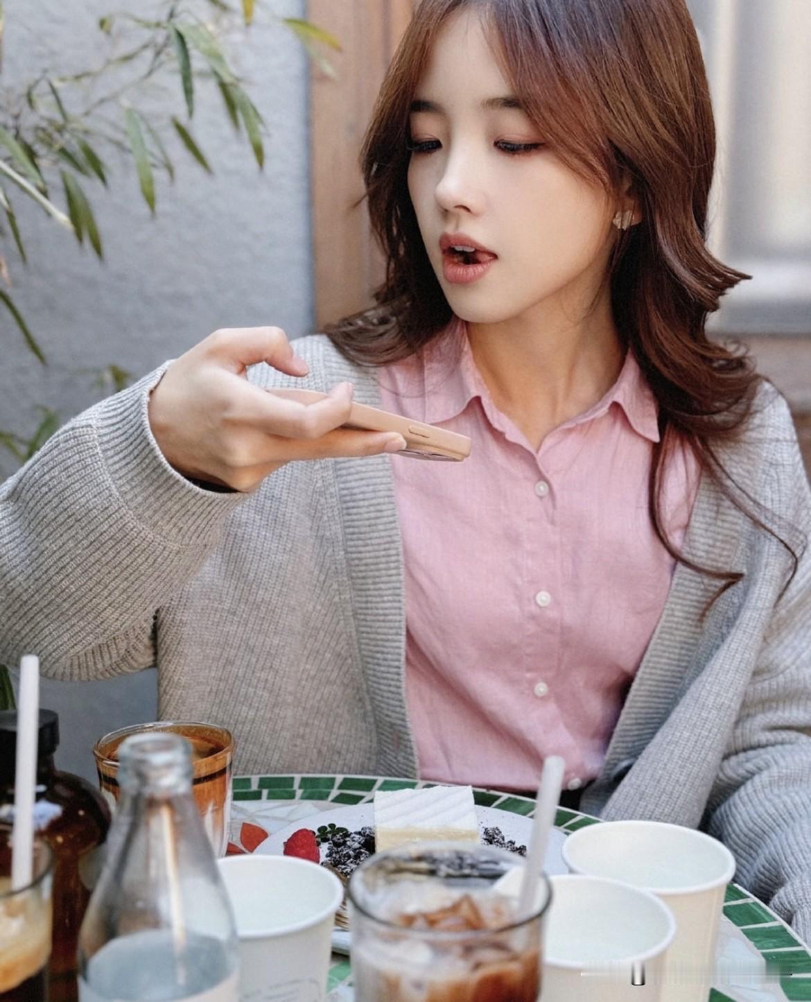 王冰冰吐舌头的小表情，好萌好可爱有没有一个人让你赏心悦目如沐春风王冰冰