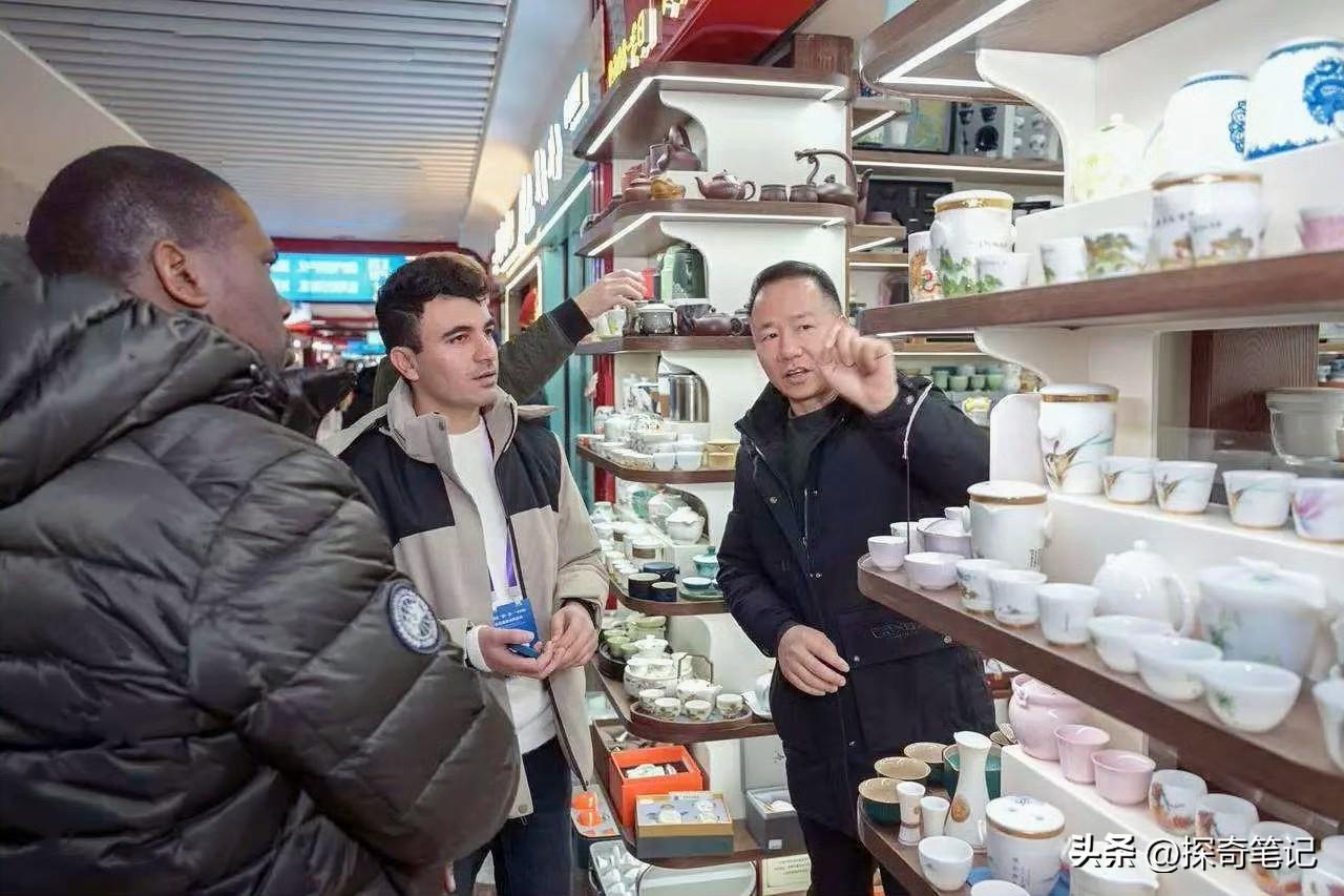 义乌小商品市场有个“义乌指数”，说白了就是商户们的货往哪走，哪里的局势就写在集装