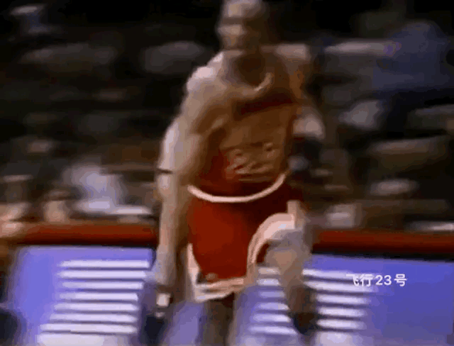 乔丹爆发力还是不太行，扣个篮都扣不到。
[捂脸][捂脸][捂脸] #NBA经典一