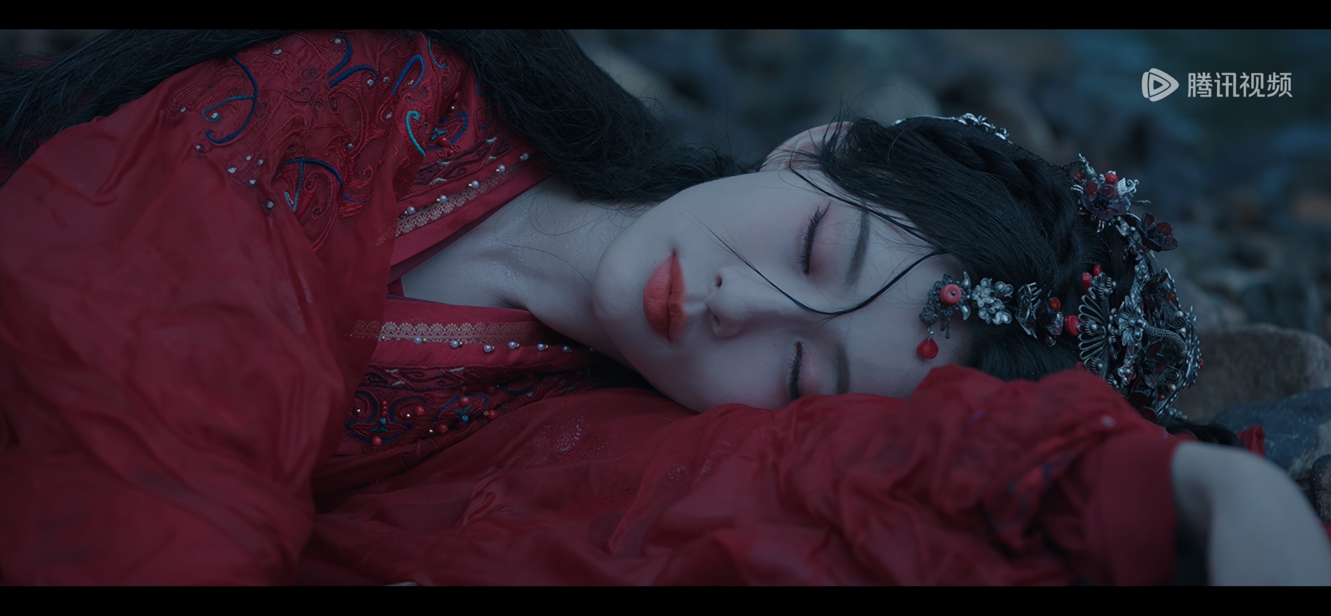 这是女主被人推入江中泡了一晚上的妆容