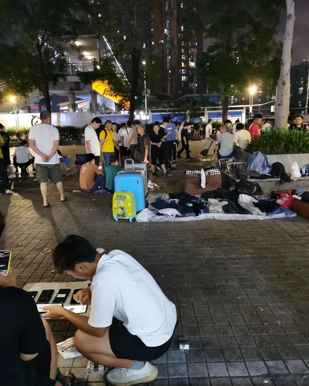 龙华汽车站周围的大神……大家不要随便在这个地方拍照，被发现要么被打，要么被敲诈！