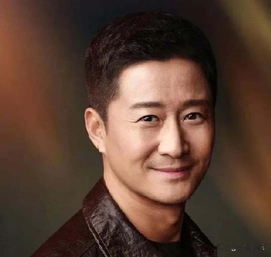 吴京，自嘲发文！

 吴京晒“胖版刀马”自嘲，配文“过年吃好喝好”：硬汉的松弛感