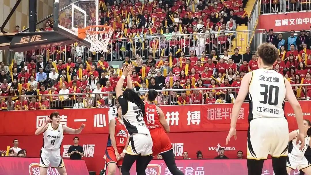 今日直播中国女子超级联赛半决赛焦点之战，双方势均力敌，精彩不容错过。
一、比赛时