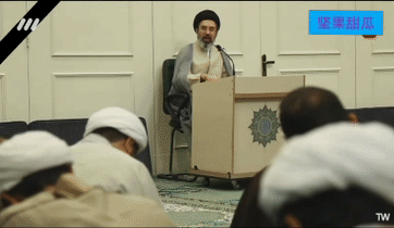 很多人在想穆杰塔巴目前身处各地，其实他第一次演讲就展示的很清楚了，

他演讲的桌