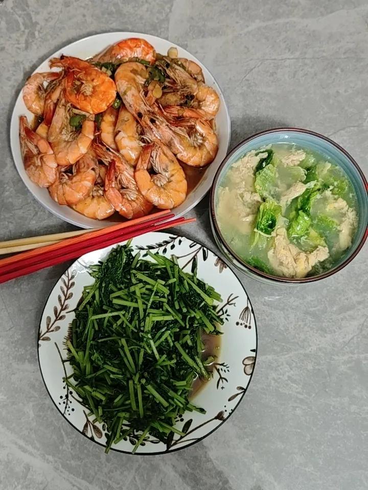 今日炒了两菜一汤，看相不错，尝了一下，味道也棒棒的，素搭配色泽明亮，现在坐等老婆