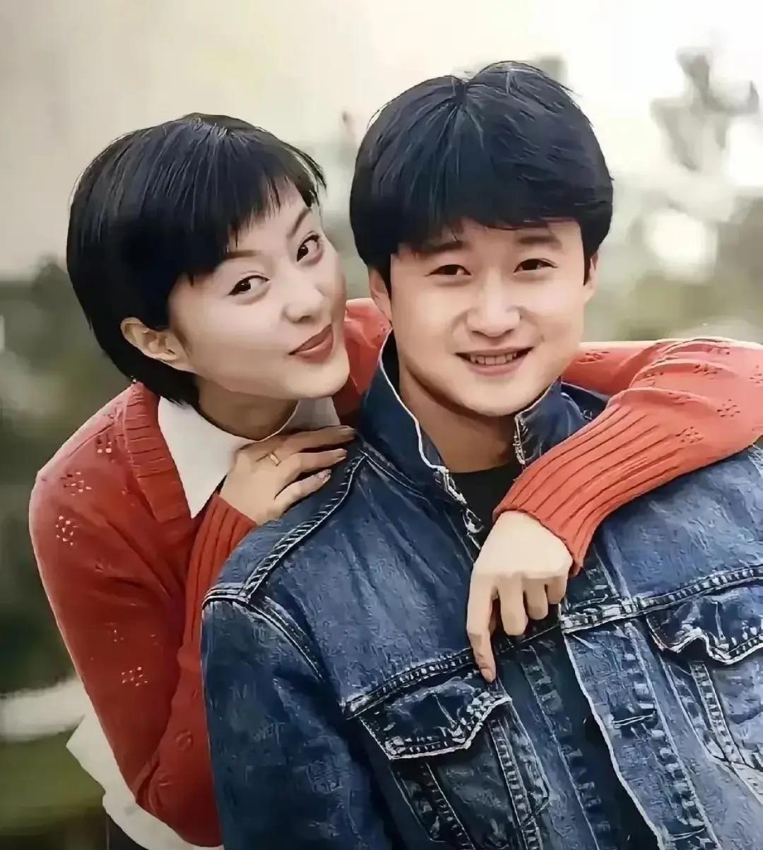 当年，青涩的一对，左边的还没长开，没出名，右边的还比较年轻，正值青春年华，也许做