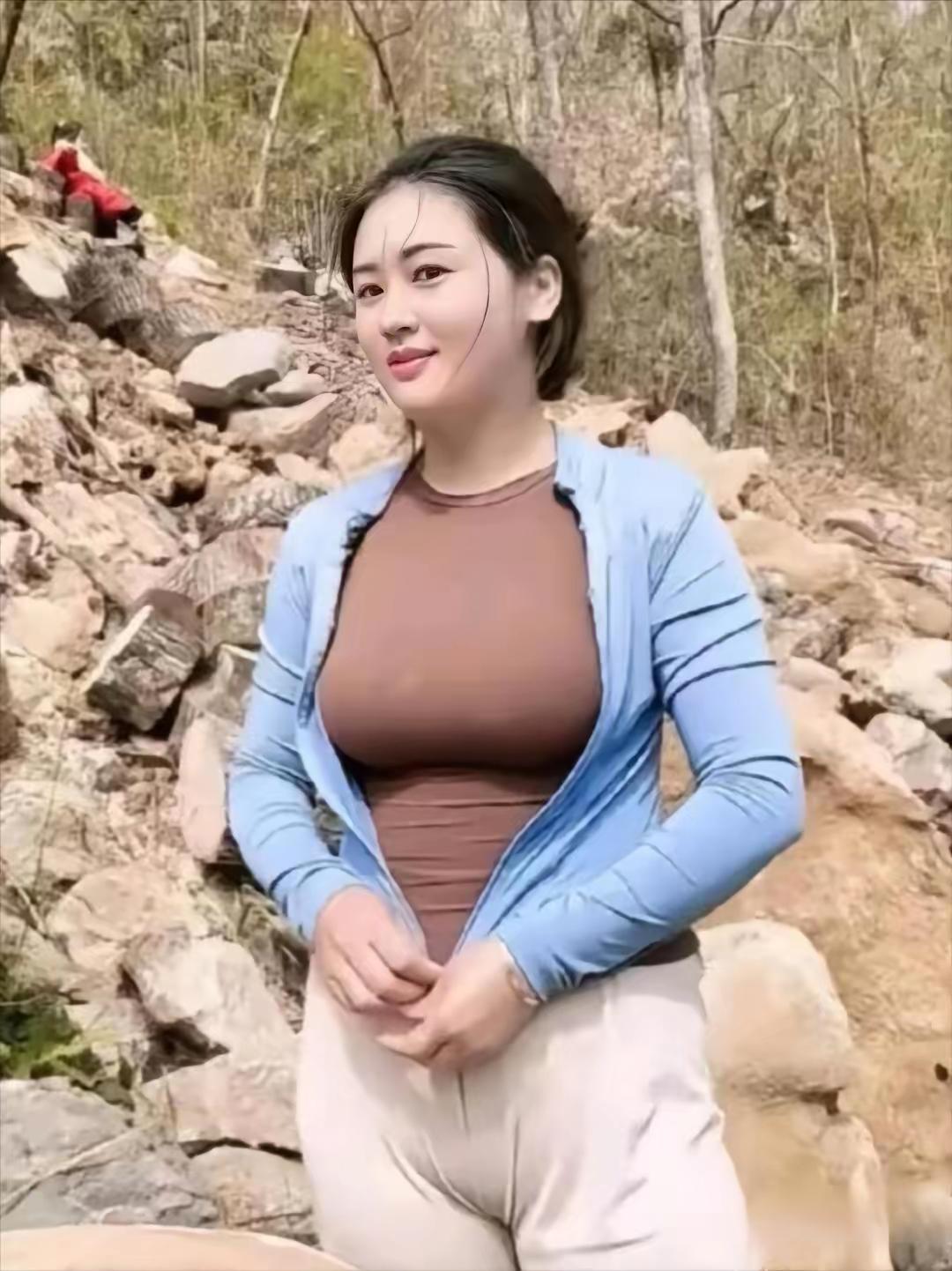 上联：青山作伴，蓝衫翠影添风采
下联：乱石为邻，笑靥春风映丽容