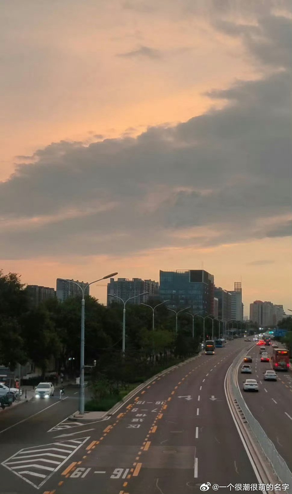 太阳和我都在下山。有些事情，嘴上不说，但已在心里尘埃落定。老去是无可奈何，也可以