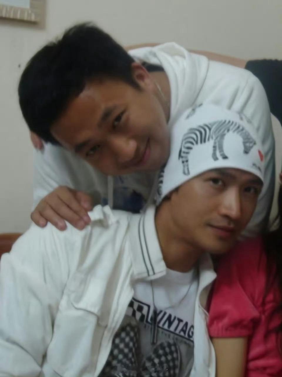 何晟铭坦言是来蹭流量的这两个男的关系是真的好，随便说都不要紧，要是不好yz早报j