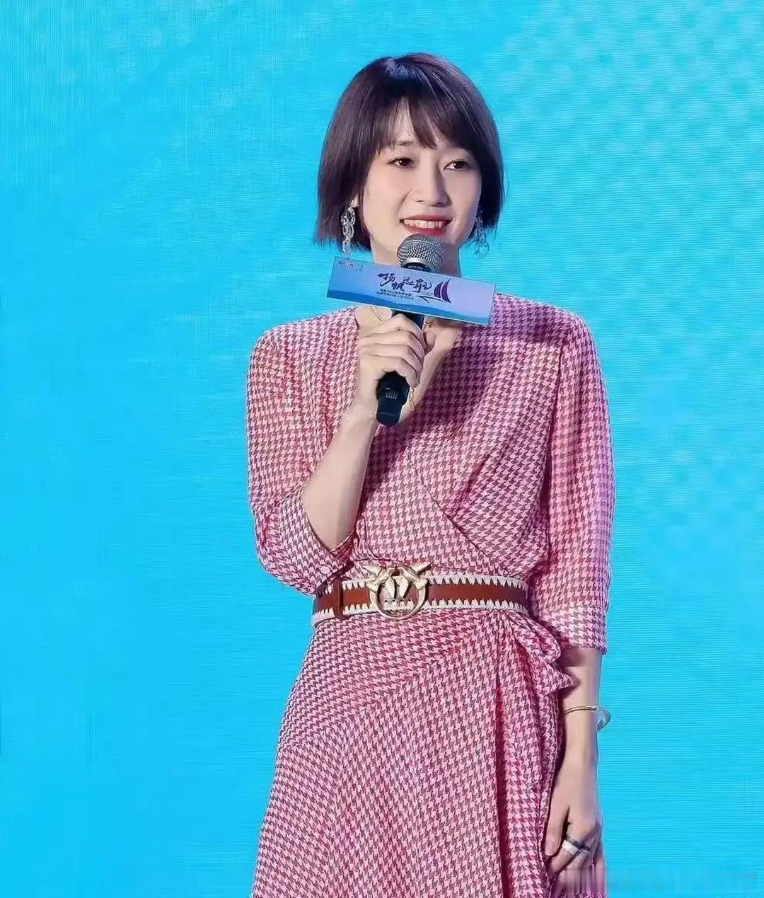 原来年纪大了选红色真的没错，确实特别显气色！ 