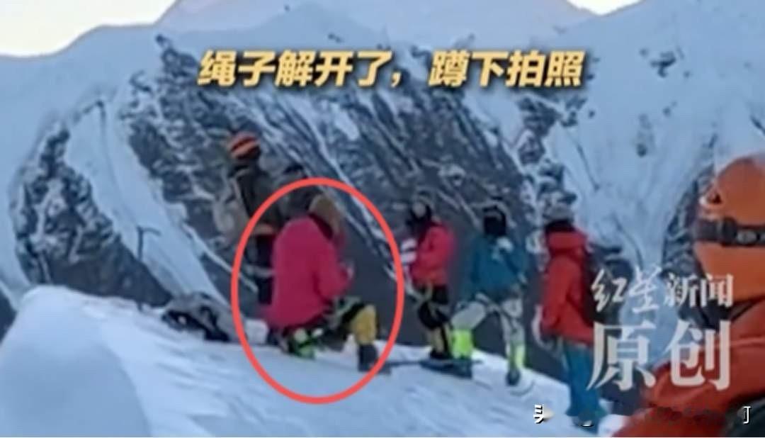 四川一名登山驴友不慎滑落坠亡。当时他险些撞到另一名红衣男子，倘若该男子也被撞倒一